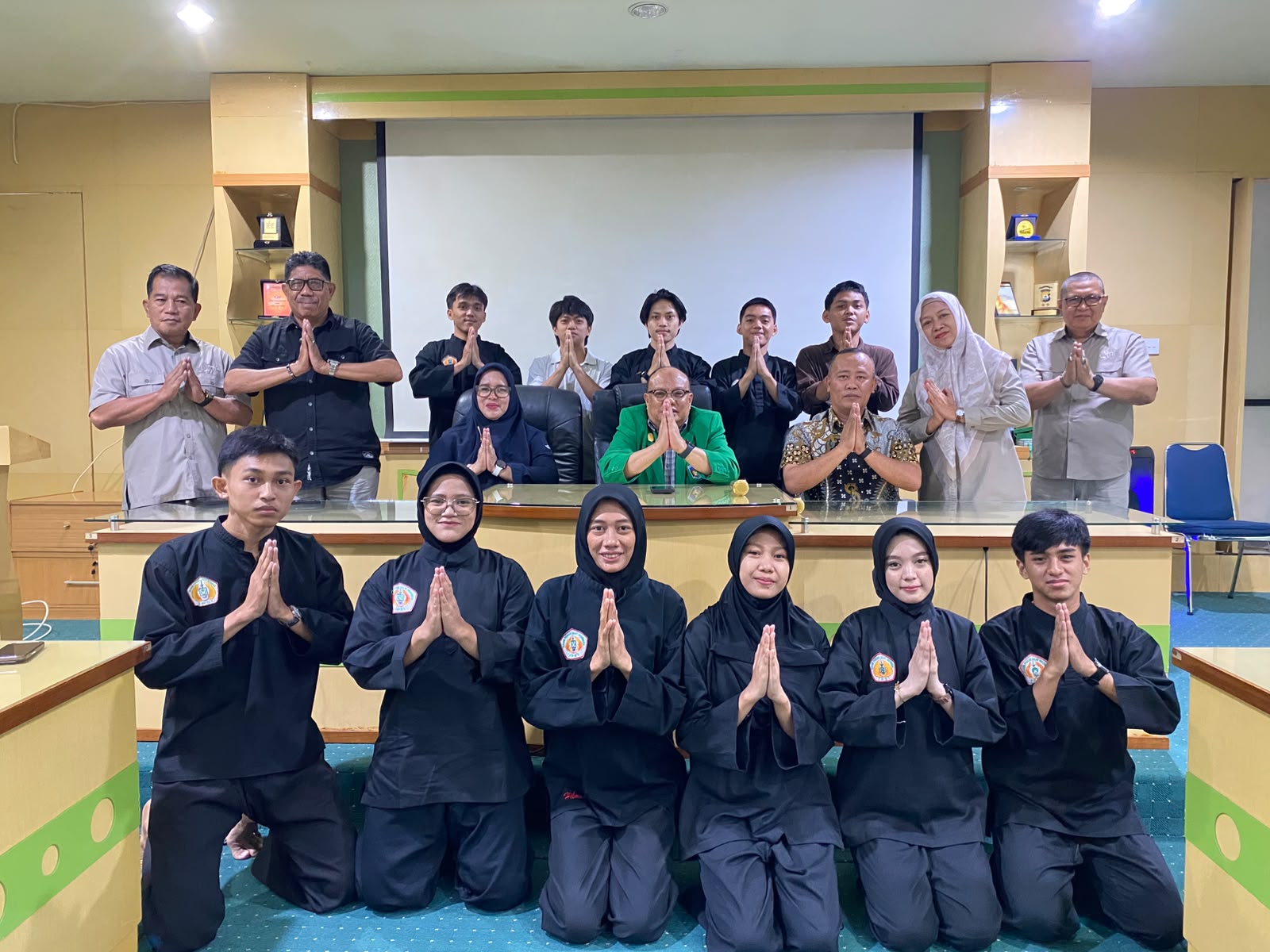 Wakil Rektor III UMI Lepas 13 Atlet UKM Pencak Silat UMI ke Arung Palakka Championship di Bone